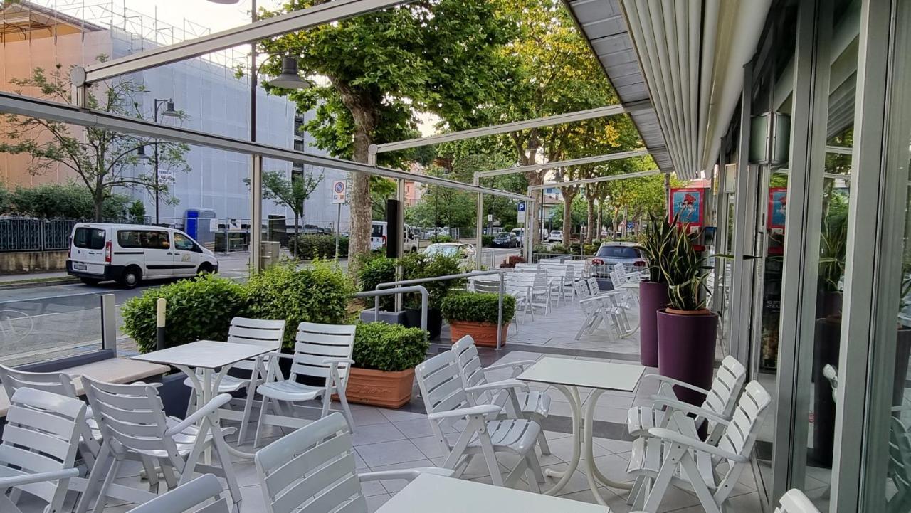 Hotel Costanza Cesenatico Exterior foto